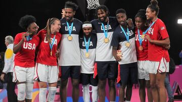 JJPANA1156. LIMA (PER&Uacute;), 29/07/2019.- Integrantes de los equipos femenino y masculino de Estados Unidos posan con medalla de oro en la premiaci&oacute;n de baloncesto 3x3 este lunes en los Juegos Panamericanos Lima 2019, en Lima (Per&uacute;). EFE/ Christian Ugarte