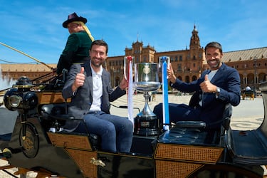 El excapitán del Atlético de Madrid, Gabi, y el excentrocampista de la Real Sociedad, Xabi Prieto, trasladan, en coche de caballo, la Copa del Rey al Palacio de San Telmo en Sevilla. 