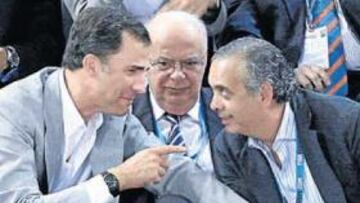 <b>PALCO DE LUJO. </b>El Príncipe Felipe comenta algo divertido con el presidente de la FEB.
