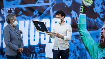 Sergio Álvarez recibe un detalle de parte del presidente Carlos Mouriño.