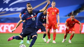 Francia vence a Gales y Benzema falla un penalti