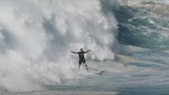 El surfista hawaiano Billy Kemper levanta los brazos en se&ntilde;al de victoria durante el Eddie Aikau Big Wave Invitational celebrado el 22 de enero del 2023. 