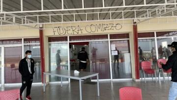 Hinchas entran a Campo Mar para pedir la salida de Comizzo