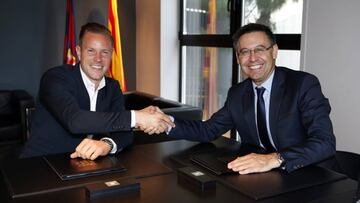 GRA414. BARCELONA, 30/05/2017.- Marc André Ter Stegen junto al presidente del Club, Josep Maria Bartomeu