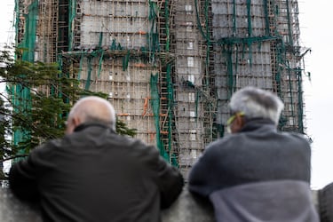 Edificios residenciales dañados por el incendio se observan en el Tribunal Wang Fuk, en el distrito de Tai Po.