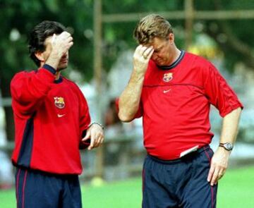 Mourinho con Van Gaal durante un entrenamiento del Barcelona en 1999.