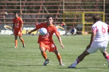 Charles Ar&aacute;nguiz debut&oacute; en el profesionalismo jugando con los colores de Cobreloa.