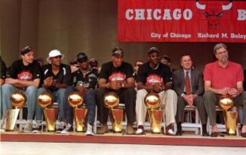 Los miembros de Chicago Bulls con sus seis trofeos de campeones de la NBA. De izquierda a derecha: Toni Kukoc, Ron Harper, Dennis Rodman, Scottie Pippen, Michael Jordan, el alcalde de Chicago Richard Daley y  Phil Jackson. 