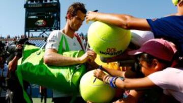 Murray firma autógrafos tras ganar a Haase.