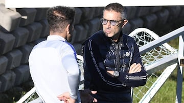 Andrea Berta, director deportivo del Atlético, conversa con Simeone durante un receso en un entrenamiento del equipo rojiblanco.