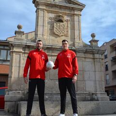 Las auténticas torres gemelas de la Asobal actúan en el Nava