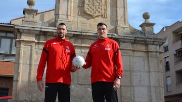 Los hermanos gemelos Guardiola (Gedeón con barba) en la fuerte de el Caño del Obispo de Nava.