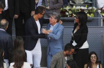 Cristiano Ronaldo saluda a Manolo Santana a su llegada. 