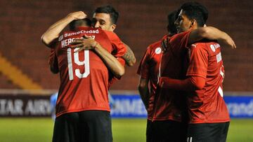 Argentinian Independientex92s player Pedro Pablo Hernandez (L) celebrates with teammates a goal against Peruvian Binacional during a Copa Sudamericana football match at the UNSA Stadium in Arequipa, Peru, on May 01, 2019. (Photo by DIEGO RAMOS / AFP)