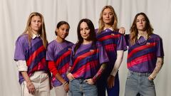 Paños, Vicky, Rolfö y Mapi posan con la nueva camiseta Lila Barça junto a la diseñadora María Escoté.