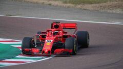 Sainz rueda junto al Ferrari de 2018 en un test en Fiorano.