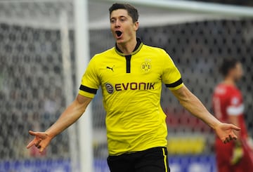 Robert Lewandowski estuvo a punto de unirse al Real Madrid en 2014, cuando su contrato con el Borussia Dortmund llegaba a su fin. El acuerdo fue filtrado: un salario bruto de 8.609.590 euros por temporada y una prima de fichaje de 10.957.650 euros brutos. Cantidades superiores a las ofrecidas por el Bayern de Múnich, pero incluía una serie de cláusulas que le impedían practicar deportes de riesgo como esquiar, andar en moto, lanzarse en paracaídas… Esa querencia por la adrenalina, según indica el diario inglés, le hizo optar por la oferta bávara, que no incluía este tipo de prohibiciones.