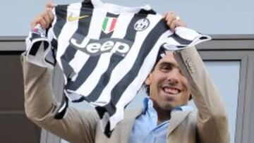 Carlos T&eacute;vez, muestra una camiseta de la &#039;Vecchia Signora&#039; durante su presentaci&oacute;n.