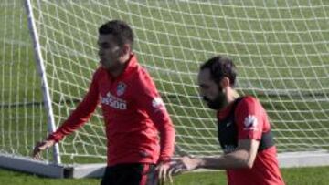 Correa, con Juanfran en un entrenamiento.