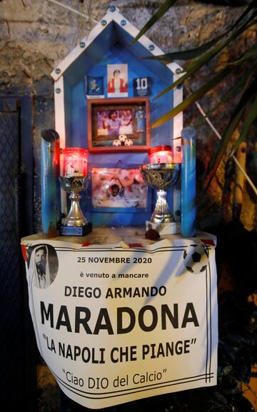 Los aficionados homenajean a Maradona en las calles de Nápoles.