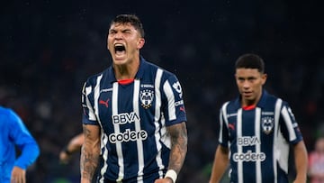 AME4046. MONTERREY (MÉXICO), 07/12/2024.- Brandon Vazquez de Rayados festeja una anotación ante San Luis este sábado, durante el partido de vuelta correspondiente a la semifinal del Torneo Apertura 2024, celebrado en el estadio BBVA de la ciudad de Monterrey (México). EFE/Miguel Sierra