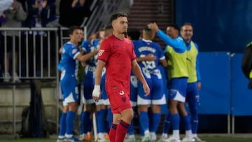 VITORIA-GASTEIZ, 20/09/2024.- El defensa del Sevilla Adrià Pedrosa se lamenta tras el gol del delantero del Alavés Carlos Martín Domínguez, durante el partido de la jornada 6 de LaLiga EA Sports, entre el Deportivo Alavés y el Sevilla FC que se disputa este viernes, en el estadio de Mendizorrotza de Vitoria-Gasteiz. EFE/ Adrián Ruiz Hierro