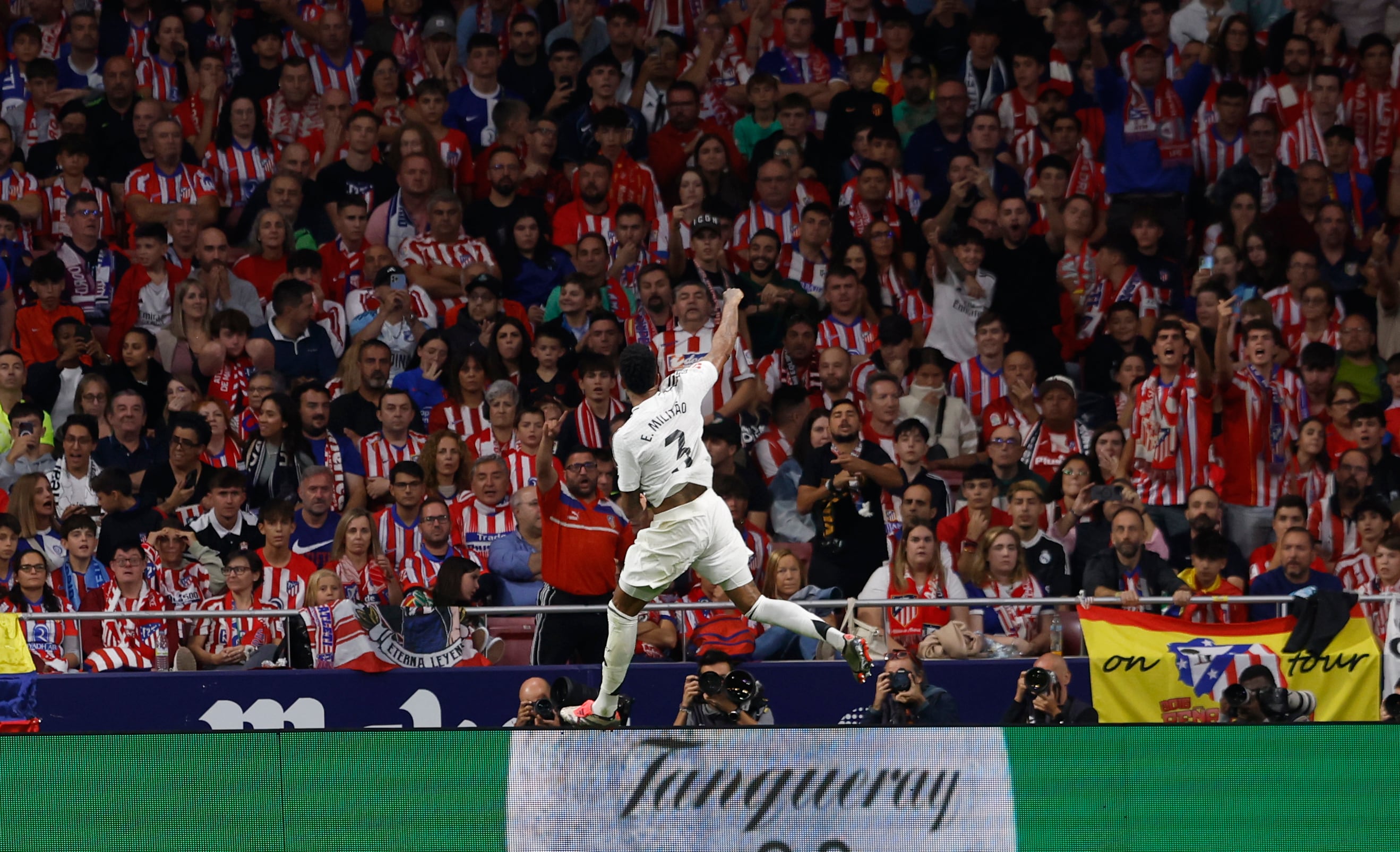 التعادل يحسم ديربي مدريد بعد توقف المباراة بسبب شغب الجماهير