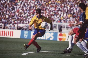 A Andrés Escobar lo asesinaron por marcarse un gol en propia puerta durante el Mundial de EE.UU. de 1994. Su nombre se asociará siempre como futbolista al Atlético Nacional, con quien ganó la Copa Libertadores en 1989. Su autogol contra Estados Unidos contribuyó a la eliminación de Colombia del Mundial de 1994. Pocos días después, el 1 de julio, murió acribillado a manos de Humberto Muñoz Castro a las órdenes de los Hermanos Henao, narcotraficantes. Su asesinato conmocionó a Colombia y al mundo, y se convirtió en un símbolo de la violencia que azotaba el país.