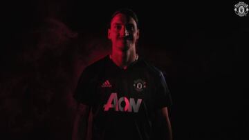 El United hace oficial a Ibra:
"Me ilusiona volver con Mou"