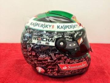 Casco de Fernando Alonso lleno de firmas especial para la última carrera de Alonso con Ferrari en 2014