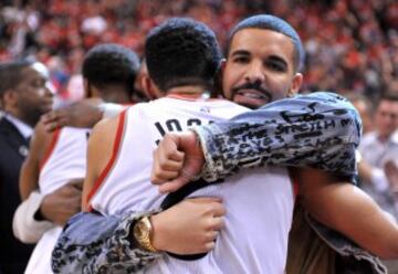 Drake se abraza a Cory Joseph tras vencer en la serie de 2016 a los Indiana Pacers.