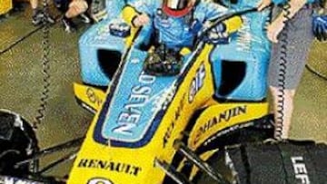 <b>TAMBIÉN BIEN CONVENCE EN EL BOX.</b> Fernando Alonso se ha ganado la confianza de todo el equipo Renault.