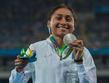 Lupita González ya luce su medalla de plata en el cuello