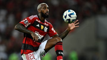 Flamengo's midfielder Gerson controls the ball during the Copa Libertadores round of 16 first leg football match between Brazil's Flamengo and Paraguay's Olimpia at Maracana Stadium in Rio de Janeiro, Brazil, on August 3, 2023. (Photo by MAURO PIMENTEL / AFP)