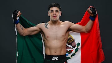 Una de las grandes sorpresas del año en la UFC la dio el luchador mexicano, al derrotar al brasileño Deiveson Figueiredo por sumisión en el UFC 263. Con ello, ganó el Campeonato de Peso Mosca de la UFC.