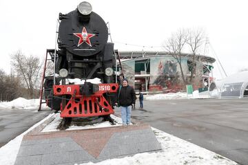 F. J. D¨ªaz, redactor de As, en los alrededores del estadio del Lokomotiv de Mosc¨².