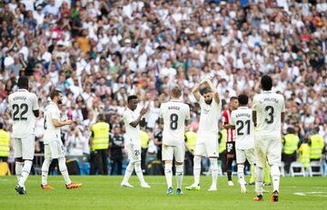 Ovación tremenda a Benzema, se marcha, por última vez, el 9 del Real Madrid.