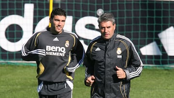 José Luis San Martín, a la derecha de la imagen, corre con José Antonio Reyes en un entrenamiento en el Real Madrid.