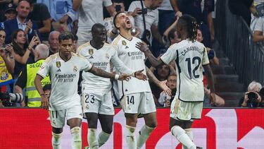 El delantero del Real Madrid Joselu Sanmartín celebra tras anotar el 2-0 durante el encuentro de la jornada 7 de LaLiga EA Sports entre el Real Madrid y la UD Las Palmas en el Estadio Santiago Bernabéu, este miércoles en Madrid.