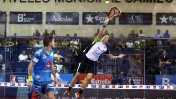 Paquito Navarro salta al campo contrario para intentar devolver una bola durante; el sevillano, un espectáculo.