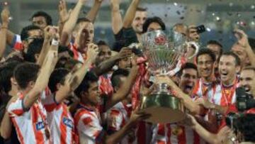 Los jugadores del Atl&eacute;tico de Calcuta levantan el t&iacute;tulo que les acredita como campeones de la Superliga india.