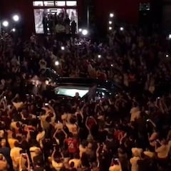 Muy emocionante: una multitud cantó el himno del Sevilla a la salida del féretro de Reyes