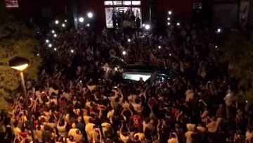 Muy emocionante: una multitud cantó el himno del Sevilla a la salida del féretro de Reyes