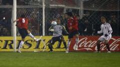 Rodrigo Millar anota el 2-2 ante Venezuela. Fue rumbo a Sudafrica 2010.