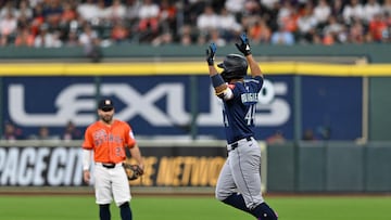 HOUSTON, TEXAS - SEPTEMBER 19: Julio Rodr�guez #44 of the Seattle Mariners rounds the bases afterter hitting a solo home run in the first inning against the Houston Astros at Daikin Park on September 19, 2025 in Houston, Texas. Maria Lysaker/Getty Images/AFP (Photo by Maria Lysaker / GETTY IMAGES NORTH AMERICA / Getty Images via AFP)