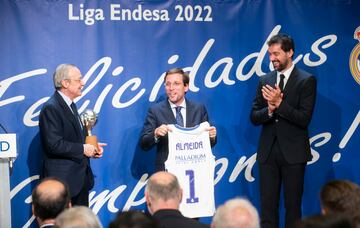 El alcalde Martínez Almeida con Florentino Pérez y Sergio Llull.