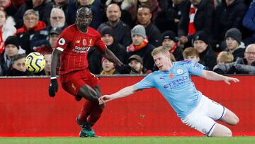 Soccer Football - Premier League - Liverpool v Manchester City - Anfield, Liverpool, Britain - November 10, 2019  Liverpool&#039;s Sadio Mane in action with Manchester City&#039;s Kevin De Bruyne   REUTERS/Phil Noble  EDITORIAL USE ONLY. No use with unaut