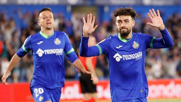 GETAFE (MADRID), 19/03/2023.- Munir (d), delantero marroquí del Getafe celebra su gol durante el partido de la jornada 26 de LaLiga que enfrenta este domingo al Getafe y al Sevilla en el Coliseum Alfonso Pérez de Getafe. EFE/ Mariscal
