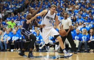 Dirk Nowitzki y Serge Ibaka.
