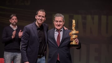 Manolo Cadenas sostiene el premio del homenaje al Ademar León de 1998-1999.